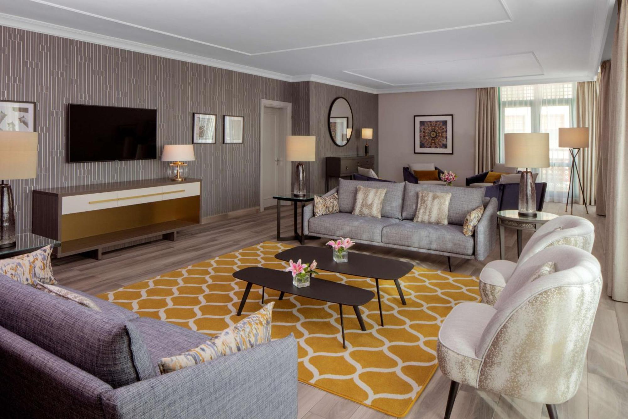 Grand Hyatt Amman Hotel Luaran gambar The living room of a suite at The Westin Palace, Madrid